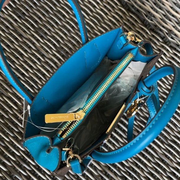 Michael Kors Mercer Medium Messenger Bag - Picture 10 of 16